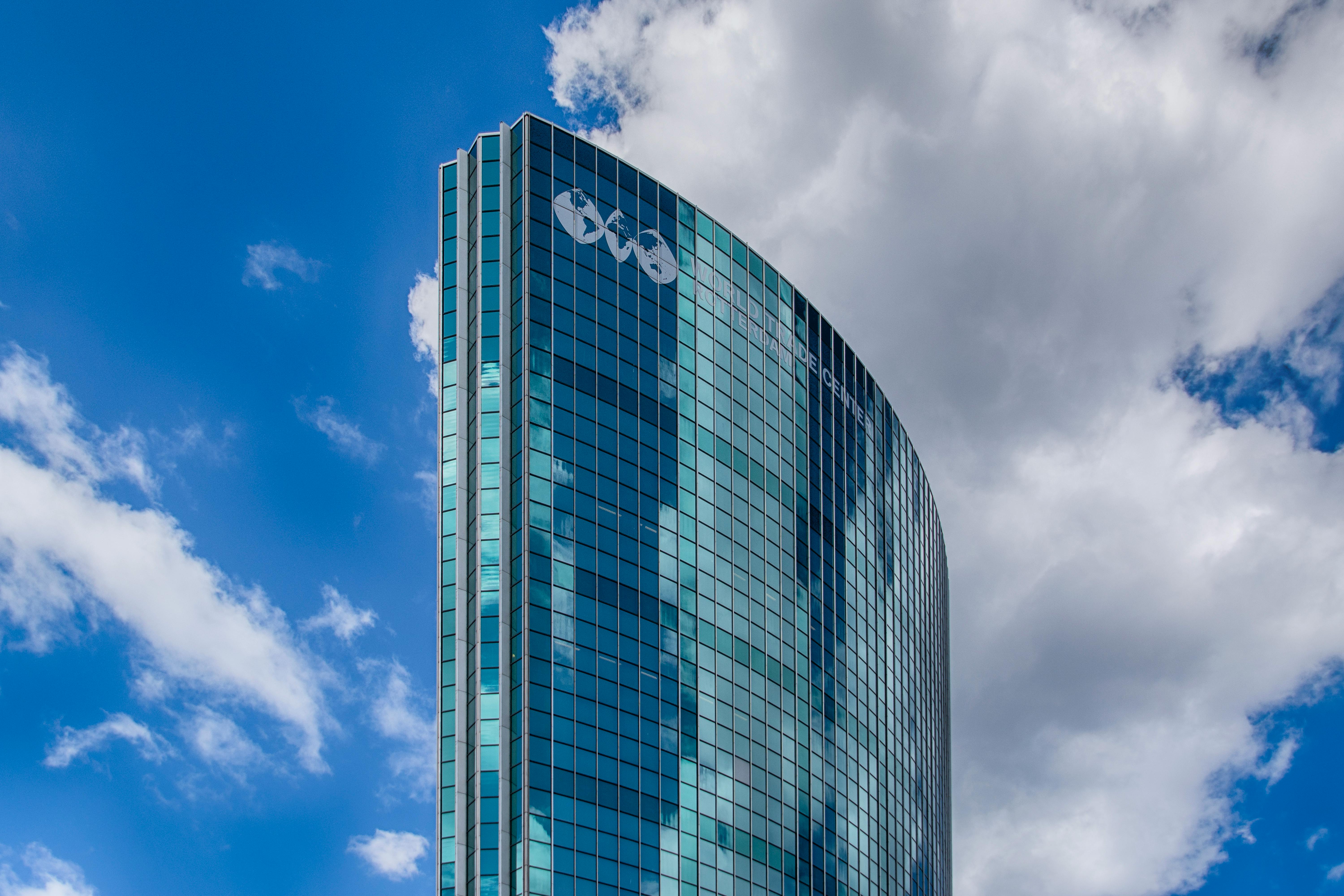 Electrochromic smart glass changing opacity